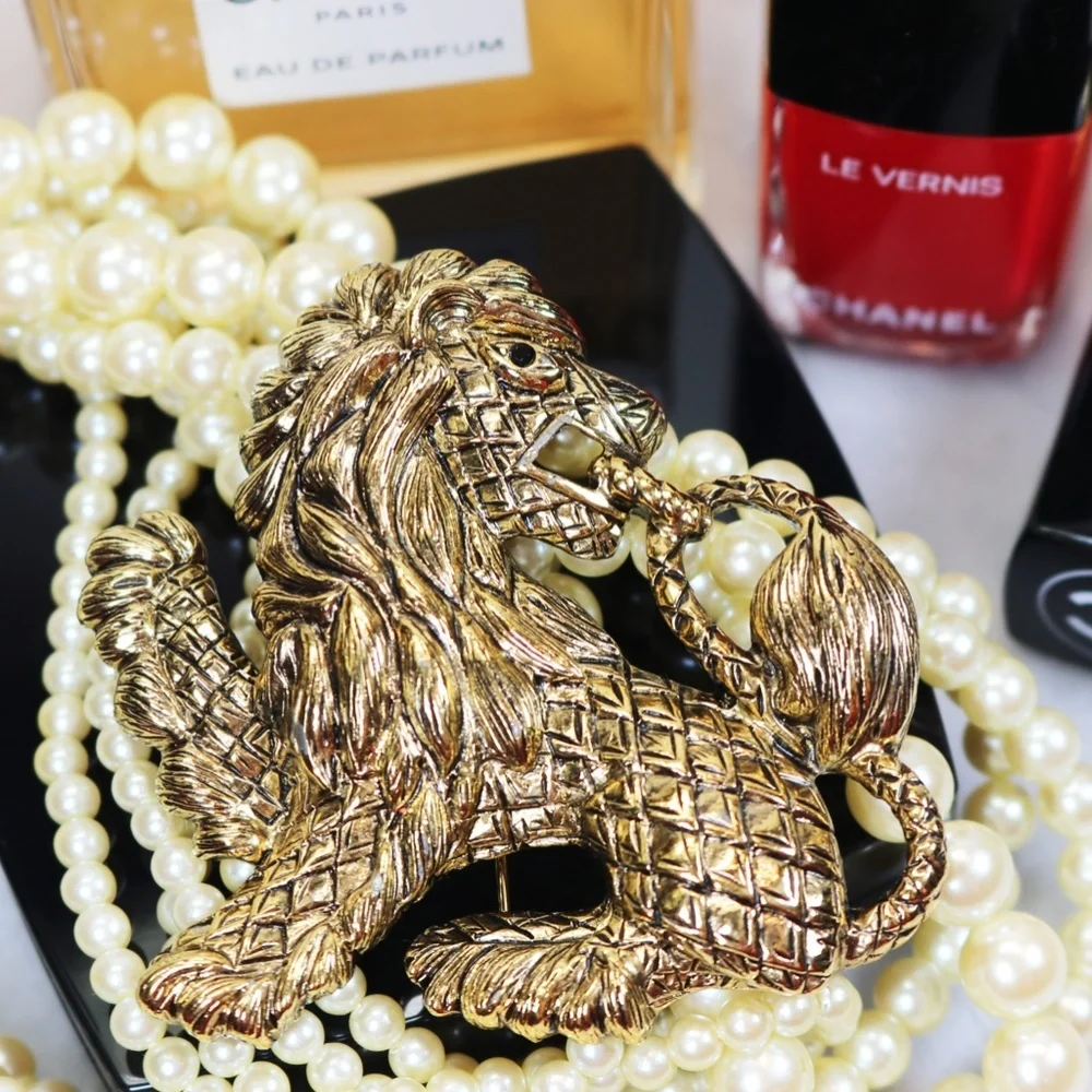 Regal Quilted Lion Brooch from the Classics Collection by Joan Rivers - Picture 13 of 16